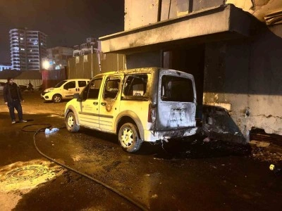 Bodrum katta başlayan yangın park halindeki araca sıçradı