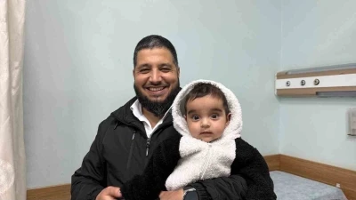 Boğazına cisim ka&ccedil;an &ccedil;ocuğu &rsquo;Heimlich&rsquo; manevrasıyla kurtardı