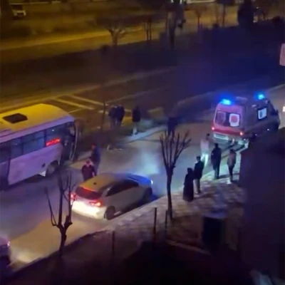 Halk otob&uuml;s&uuml; ağaca &ccedil;arparak durabildi