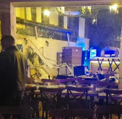 Bornova'da Eğlence Mekanında Dekor Duvarı Çöktü: 6 Kişi Yaralandı