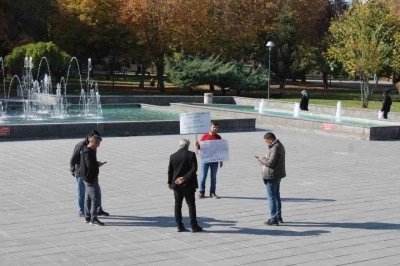 Boşanmak isteyen şahıstan tek kişilik eylem