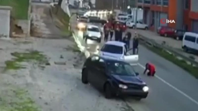 Bosna Hersek&rsquo;te trafikte kavga: Ara&ccedil;la &ccedil;evredekileri ezmeye &ccedil;alıştı