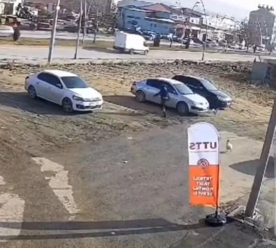 Böyle kovalamaca görülmedi: Sayaç okumaya gelen görevliyi horoz kovaladı