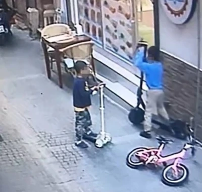 Boyundan b&uuml;y&uuml;k scooter&rsquo;ı &ccedil;aldılar