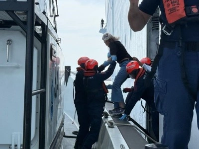 Yolcu gemisinde kolu kırılan yolcu tahliye edildi