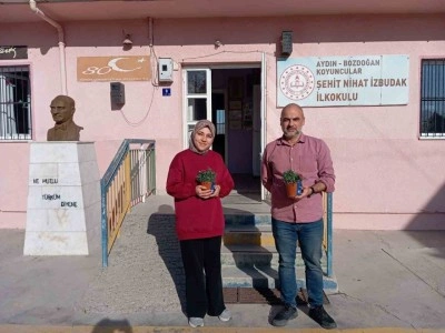 Bozdoğan Belediyesi&rsquo;nden &ouml;ğretmenlere karanfil &ccedil;i&ccedil;eği