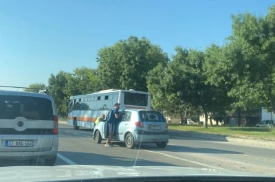 Bozulan aracı polis iterek kenara &ccedil;ekti