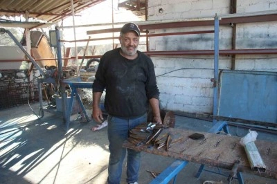 Bozulan tarım aletlerini tamir ederek, yeniden kullanıma sunuyor