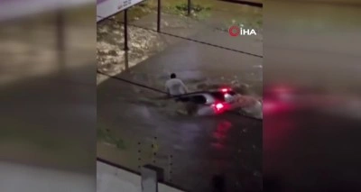 Brezilya&rsquo;da bir s&uuml;r&uuml;c&uuml; aracıyla sele kapıldı