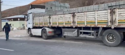 Briket yüklü tırda 31 düzensiz göçmen yakalandı