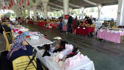 Bu çarşıda kadınların el emekleri satılıyor