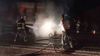 Buğday yüklü tır seyir halindeyken yandı