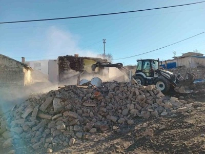 Bünyan’da harabe yapılar yıkıldı