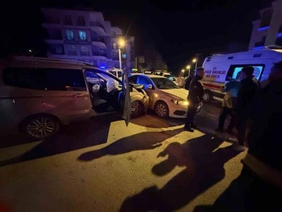 Burdur’da hafif ticari araç ile otomobil çarpıştı: 2 yaralı