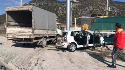 Burdur’da kamyonet ile otomobil çarpıştı: 4 yaralı