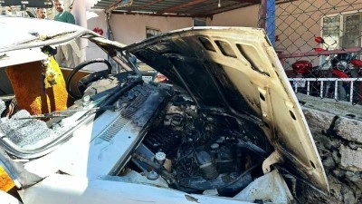 Burdur’da kontrolden çıkan otomobil duvara çarpıp alev aldı: 2 yaralı