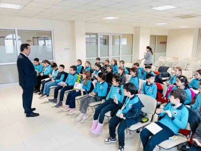 Burhaniye&rsquo;de Kaymakam Atilla, k&uuml;&ccedil;&uuml;k &ouml;ğrencileri ağırladı
