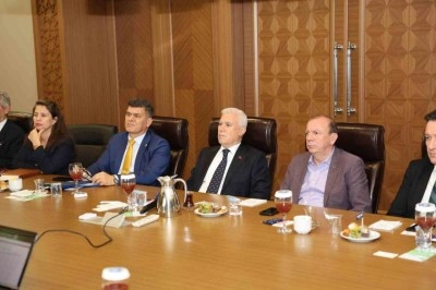 Bursa B&uuml;y&uuml;kşehir Belediye Başkanı Bozbey: "Su t&uuml;keten sanayi tartışılmalı"
