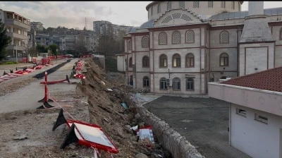 &Ccedil;&ouml;ken duvar yolu da camiyi de kapattı