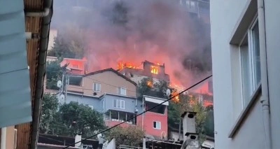 Bursa&rsquo;da 2 katlı bina alevlere teslim oldu, o anlar havadan dronla g&ouml;r&uuml;nt&uuml;lendi