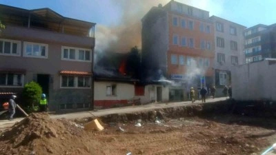  2 katlı müstakil ev alev alev yandı