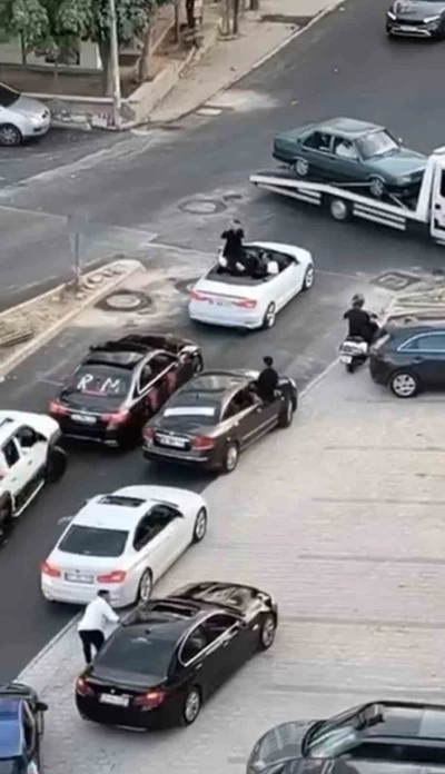 Bursa&rsquo;da d&uuml;ğ&uuml;n konvoyu yolu trafiğe kapattı