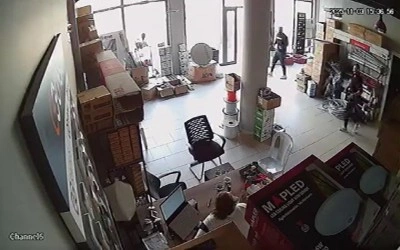 Bursa&rsquo;da hissedilen deprem anı kameraya yansıdı