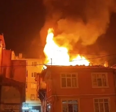 Metruk binanın &ccedil;atı katı alevlere teslim oldu