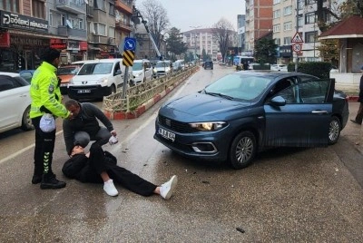 Bursa&rsquo;da otomobille &ccedil;arpışan motosiklet s&uuml;r&uuml;c&uuml;s&uuml; yaralandı