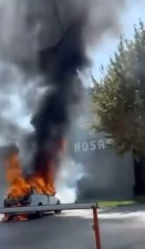 Park halindeki otomobil yanarak kül oldu