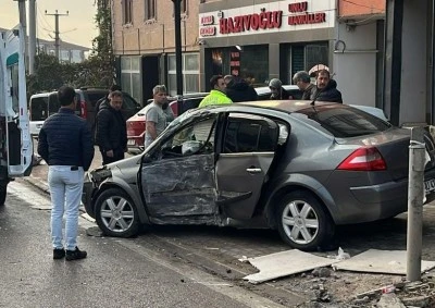 Bursa'da Virajı Alamayan Otomobil Beton Direğe Çarptı