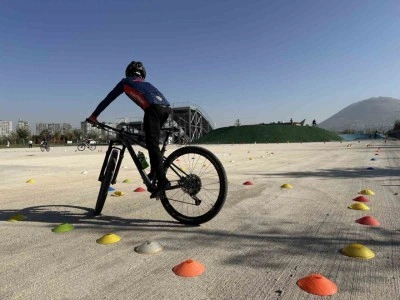 B&uuml;y&uuml;kşehir&rsquo;den yeni adrenalin merkezi: İ&ccedil; Anadolu&rsquo;da tek olan parkurda BMX spor okulu