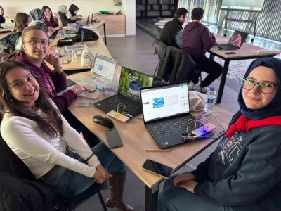 B&uuml;y&uuml;kşehir&rsquo;in Bilişim Akademisi&rsquo;nden &ouml;ğretmen adaylarına robotik kodlama eğitimi