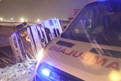 Buzlu yolda kayan tır şarampole devrildi: 1 yaralı