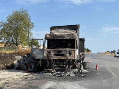 Çamaşır makinesi yüklü tır alev alev yandı