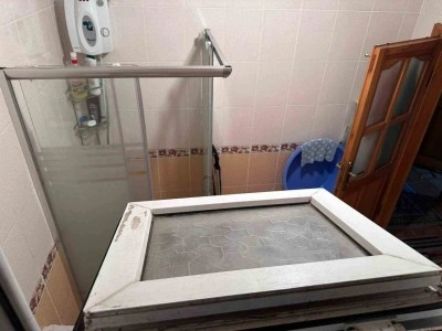 Camı kırıp eve girdi, yaşlı kadının ağzını bantlayıp altınları &ccedil;aldı