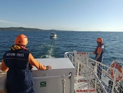 Çanakkale Boğazı’nda makine arızası yaparak sürüklenen tekne kurtarıldı