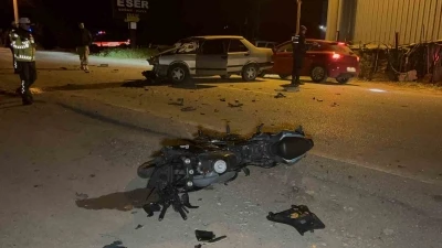 Otomobil ile motosiklet &ccedil;arpıştı: 3 kişi yaralandı