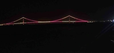 Çanakkale Köprüsü sarı kırmızılı renklerle aydınlatıldı