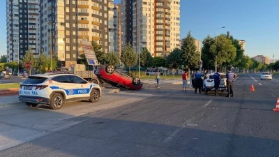 Otomobil çarpışırken takla attı: 2 yaralı