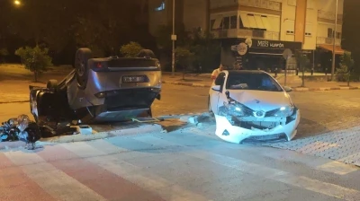 &Ccedil;arpışmanın etkisiyle ters d&ouml;nen otomobilden hafif yaralı &ccedil;ıktılar