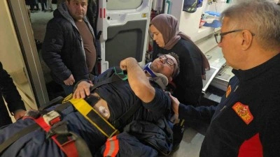 Çatı katında çıkan yangına müdahale eden itfaiye eri yaralandı