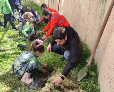 &Ccedil;avdarhisar&rsquo;da minikler okul bah&ccedil;esine fidan dikti