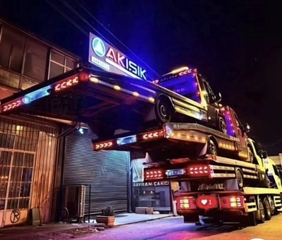 &Ccedil;ekici operat&ouml;r&uuml;nden şaşırtan g&ouml;steri: Bir &ccedil;ekicinin &uuml;zerine 3 &ccedil;ekici y&uuml;kledi