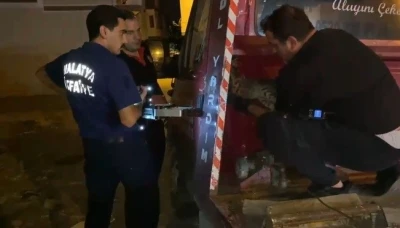 &Ccedil;ekicinin kasasına sıkışan kediyi itfaiye kurtardı