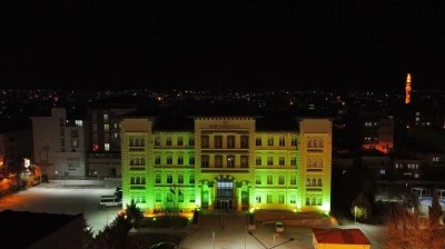 Cendere Köprüsü’nden sonra kaymakamlık binası da yeşile büründü