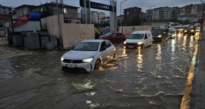 &Ccedil;erkezk&ouml;y&rsquo;de sağanak yağış hayatı fel&ccedil; etti