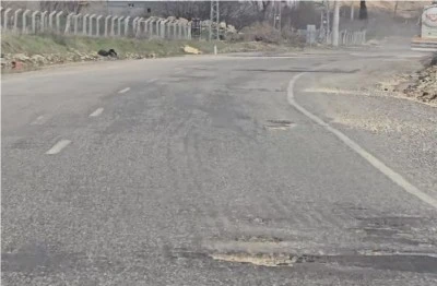 &Ccedil;ermik &ndash; Ergani Yolundaki &Ccedil;ukurlar S&uuml;r&uuml;c&uuml;lere Zor Anlar Yaşatıyor