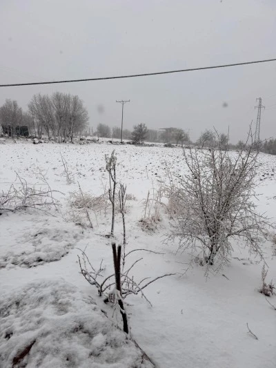 &Ccedil;ermik'in Kırsal Mahallelerine Mevsimin İlk Karı Yağdı