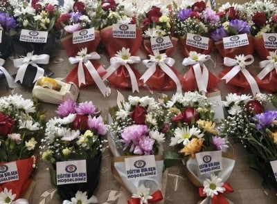 &Ccedil;ermik&rsquo;te G&ouml;reve Başlayan &Ouml;ğretmenlere &Ccedil;i&ccedil;ekli Karşılama